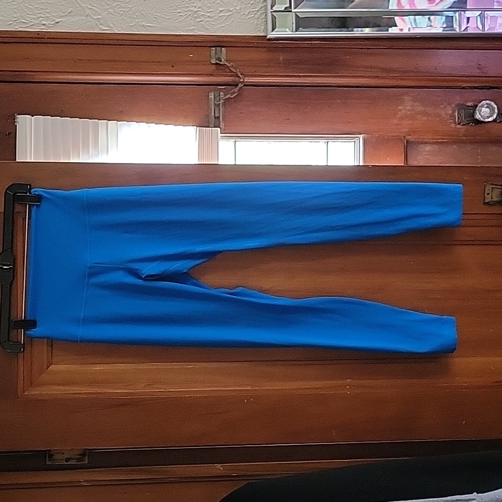 Lululemon align leggings size 6. The color is poolside blue. Like new.